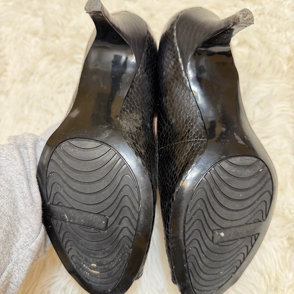 Bandolino Black Textured Peep-Toe Heels size 5 - Picture 4 of 6